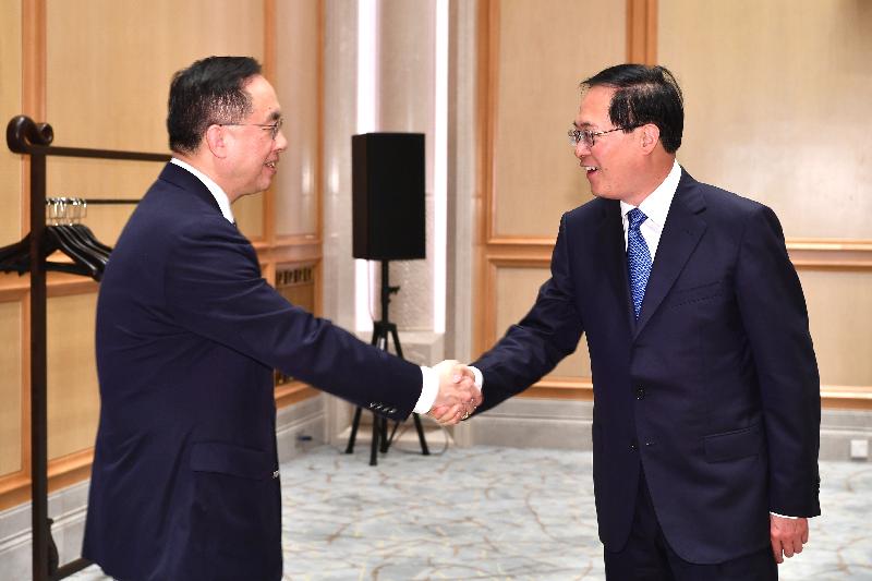 创新及科技局局长杨伟雄（左）今日（四月二十三日）和立法会议员与浙江省委书记车俊（右）会面，两人在会面前握手。
