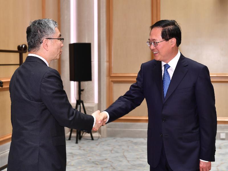 財經事務及庫務局局長劉怡翔（左）今日（四月二十三日）和立法會議員與浙江省委書記車俊（右）會面，兩人在會面前握手。