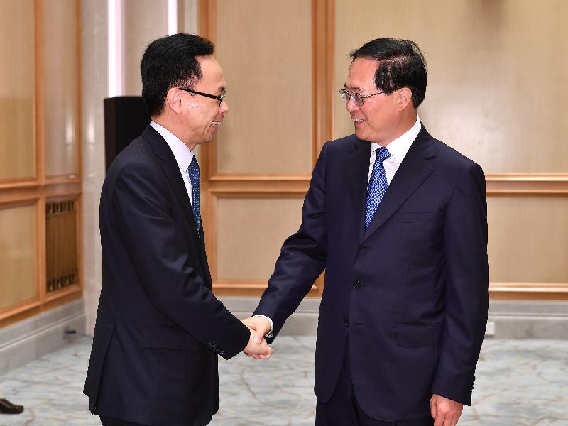 The Secretary for Constitutional and Mainland Affairs, Mr Patrick Nip, and Legislative Council members met with the Secretary of the CPC Zhejiang Provincial Committee, Mr Che Jun, today (April 23). Photo shows Mr Nip (left) shaking hands with Mr Che (right) before the meeting.