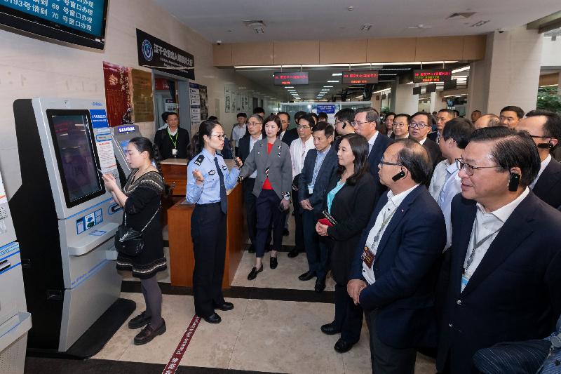 The Legislative Council joint-Panel delegation visits the Hangzhou Public Service Centre today (April 23) to learn about the Zhejiang Provincial Government's "At Most One Visit" project.
