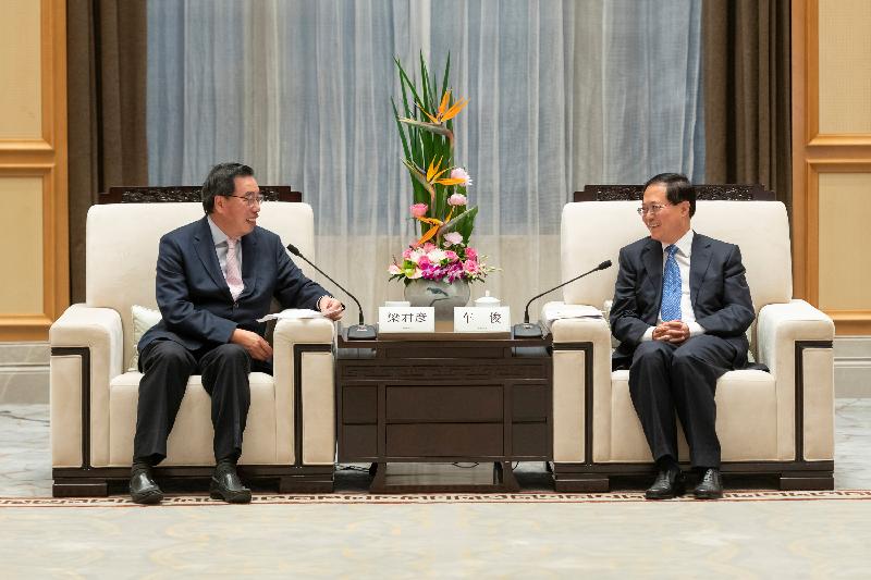 The President of Legislative Council, Mr Andrew Leung (left), meets with the Secretary of CPC Zhejiang Provincial Committee, Mr Che Jun (right), today (April 23) to better understand the recent development in Zhejiang Province.