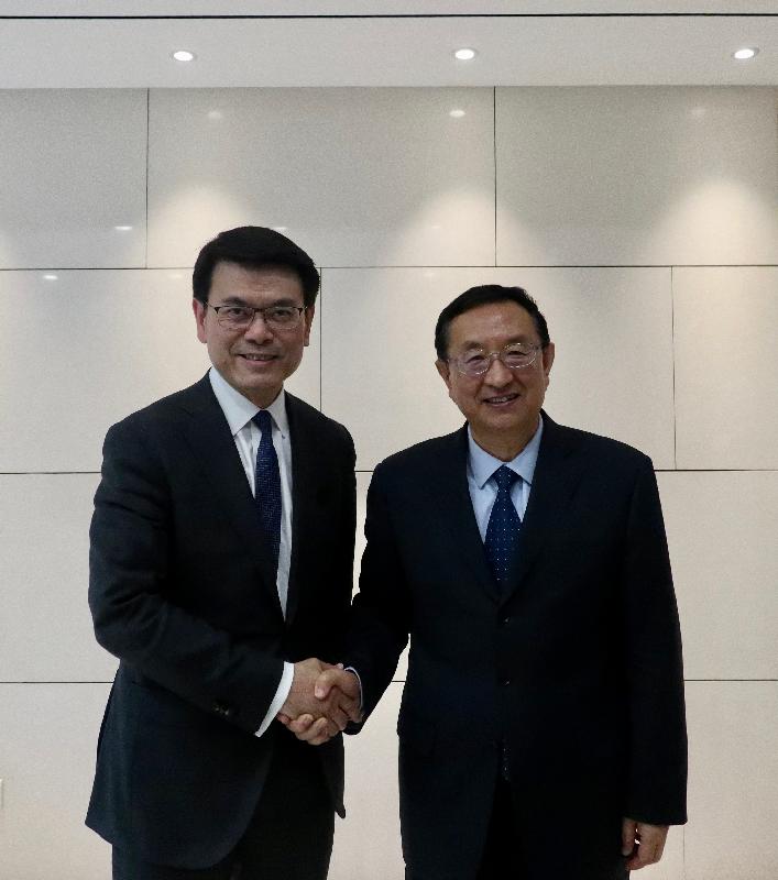 The Secretary for Commerce and Economic Development, Mr Edward Yau (left), met with the Minister of Culture and Tourism, Mr Luo Shugang (right), in Beijing today (April 24) to exchange views on the latest situation of the tourism markets in Hong Kong and the Mainland, and to explore further strengthening the tourism co-operation between the two places.