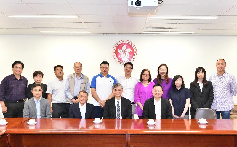 The Secretary for Labour and Welfare, Dr Law Chi-kwong, today (April 24) visited the Islands District Council (IDC). Photo shows Dr Law (front row, second right) and the Under Secretary for Labour and Welfare (USLW), Mr Caspar Tsui (front row, first right), accompanied by the Chairman of the IDC, Mr Chow Yuk-tong (front row, second left), and the District Officer (Islands), Mr Anthony Li (front row, first left), with members. Also attending were two secondary school students (back row, second and third right) enrolled in the "Be a Government Official for a Day" Programme 2019 - Heads of Departments Edition who were shadowing the USLW for one day.