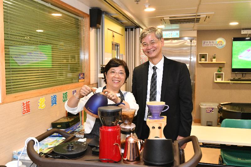 The Secretary for Labour and Welfare, Dr Law Chi-kwong, today (April 24) visited Islands District and toured the Neighbourhood Advice-Action Council Tung Chung Integrated Services Centre. Photo shows Dr Law (right) with a volunteer preparing coffee.