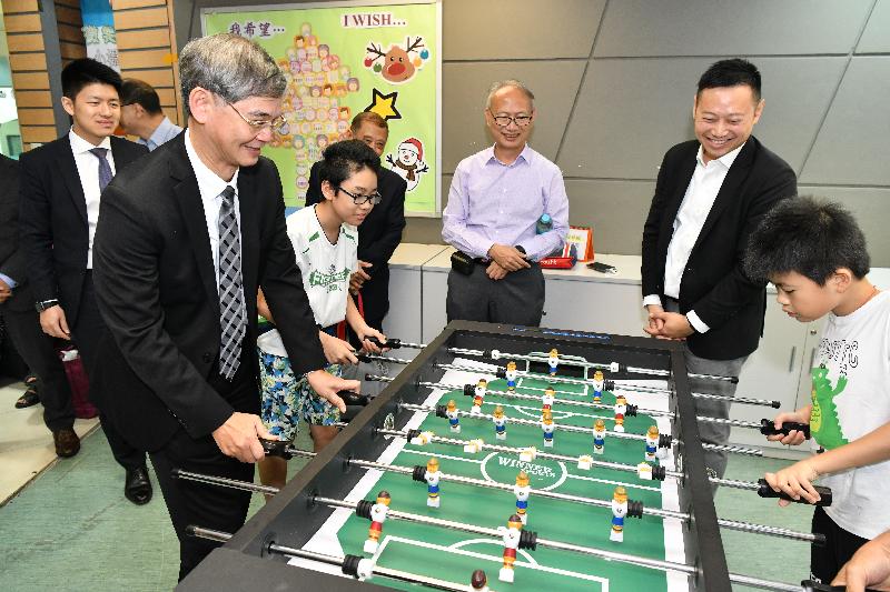 The Secretary for Labour and Welfare, Dr Law Chi-kwong, today (April 24) visited Islands District and toured the Neighbourhood Advice-Action Council (NAAC) Tung Chung Integrated Services Centre. Photo shows Dr Law (second left), accompanied by the Under Secretary for Labour and Welfare, Mr Caspar Tsui (second right), and the Executive Director of the NAAC, Mr Tai Keen-man (third right), playing table football with teenagers.