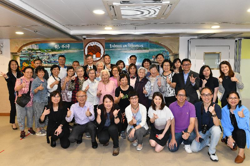 The Secretary for Labour and Welfare, Dr Law Chi-kwong, today (April 24) visited Islands District and toured the Neighbourhood Advice-Action Council Tung Chung Integrated Services Centre. Photo shows Dr Law (last row, fifth left) and the Under Secretary for Labour and Welfare, Mr Caspar Tsui (last row, sixth left), with elderly persons, volunteers and staff of the centre.