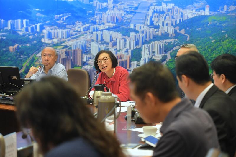 The Secretary for Food and Health, Professor Sophia Chan (second left), today (April 24) visits Sha Tin District and meets with the Chairman of the Sha Tin District Council (STDC), Mr Ho Hau-cheung (first left), and other STDC members to listen to their views on various healthcare and environmental hygiene issues.