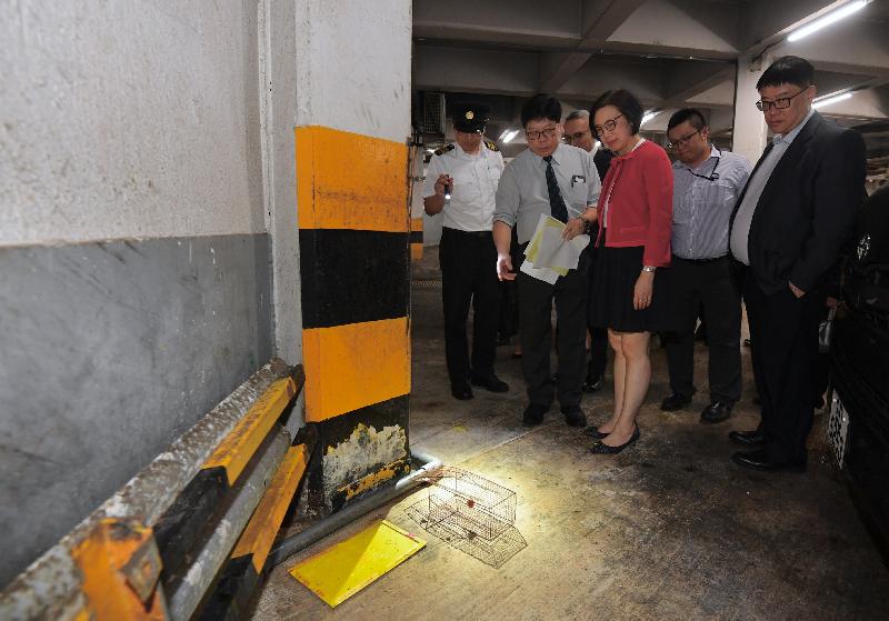 The Secretary for Food and Health, Professor Sophia Chan (third right), today (April 24) views the location of a mouse trap at Mei Lam Estate in Sha Tin to learn about the implementation of the anti-rodent operation in designated target areas in the district.