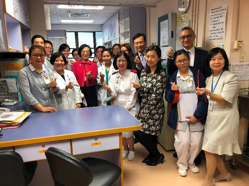 The Secretary for Food and Health, Professor Sophia Chan (front row, third left), and the Under Secretary for Food and Health, Dr Chui Tak-yi (second row, first right), today (April 24) visit the obstetrics and gynaecology ward of Prince of Wales Hospital to learn about the working conditions of the front-line staff.