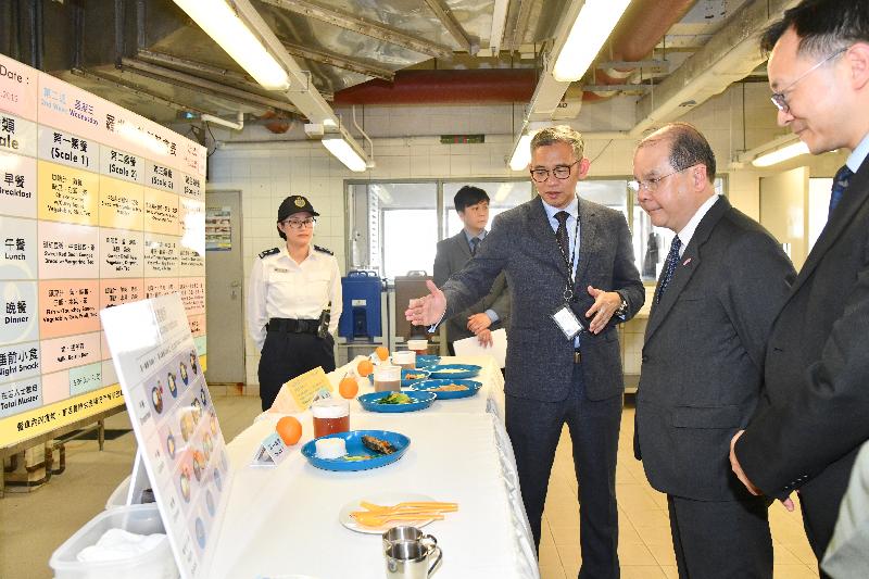 The Chief Secretary for Administration, Mr Matthew Cheung Kin-chung, visited Lo Wu Correctional Institution this afternoon (April 24). Photo shows Mr Cheung (second right), being briefed by the Commissioner of Correctional Services, Mr Woo Ying-ming (third right), on meals provided by the Correctional Services Department to persons in custody.