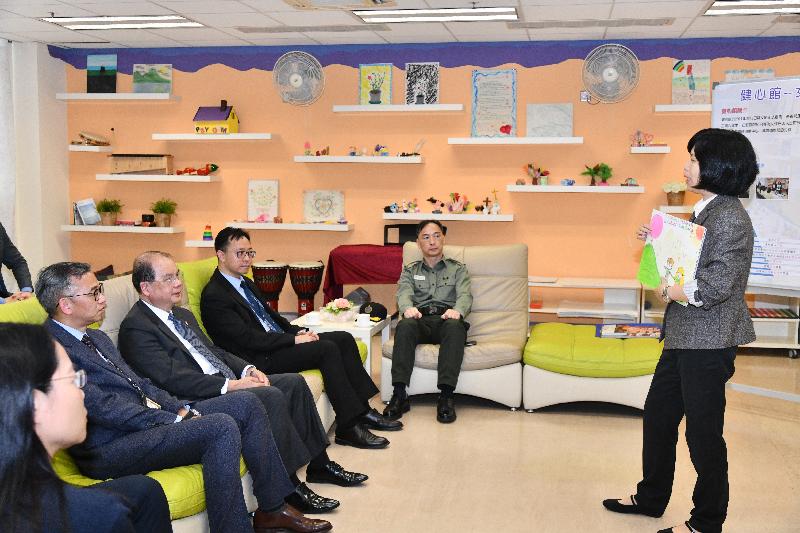 The Chief Secretary for Administration, Mr Matthew Cheung Kin-chung, visited Lo Wu Correctional Institution this afternoon (April 24). Photo shows Mr Cheung (fourth right), accompanied by the Commissioner of Correctional Services, Mr Woo Ying-ming (fifth right), and the Senior Superintendent of Lo Wu Correctional Institution, Mr Daniel Chan (second right), being briefed by Correctional Services Department staff on the PSY GYM.
