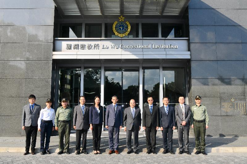 The Chief Secretary for Administration, Mr Matthew Cheung Kin-chung, visited Lo Wu Correctional Institution this afternoon (April 24). Photo shows Mr Cheung (fifth right); the Commissioner of Correctional Services, Mr Woo Ying-ming (centre); the Senior Superintendent of Lo Wu Correctional Institution, Mr Daniel Chan (first right); and colleagues of the Correctional Services Department.