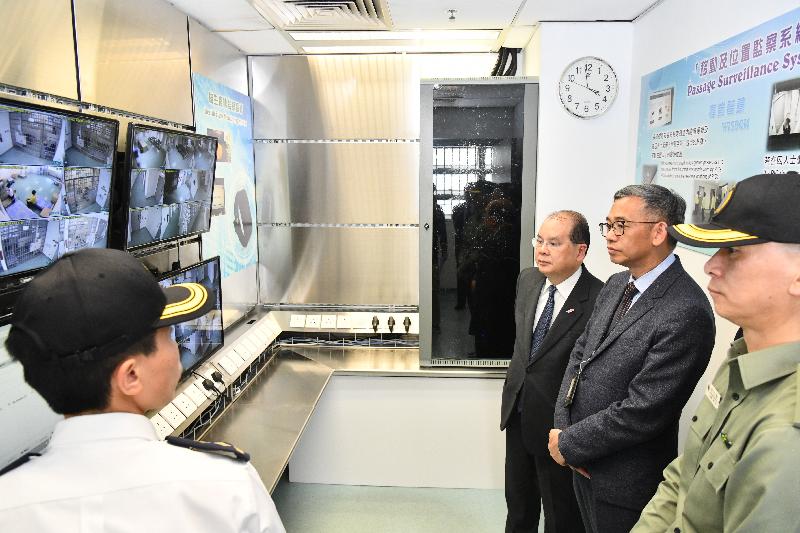 The Chief Secretary for Administration, Mr Matthew Cheung Kin-chung, visited Lo Wu Correctional Institution this afternoon (April 24). Photo shows Mr Cheung (third right), accompanied by the Commissioner of Correctional Services, Mr Woo Ying-ming (second right), and the Senior Superintendent of Lo Wu Correctional Institution, Mr Daniel Chan (first right), being briefed by Correctional Services Department staff on the application of the Passage Surveillance System during daily operation.
