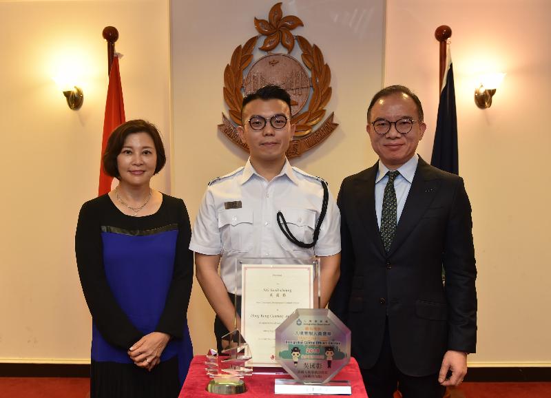The Deputy Executive Director of the Hong Kong Tourism Board, Ms Becky Ip (left), and the Director of Immigration, Mr Tsang Kwok-wai (right), present awards and souvenirs to the Most Courteous Immigration Control Officer, Mr Ng Kwok-cheung, today (April 24).