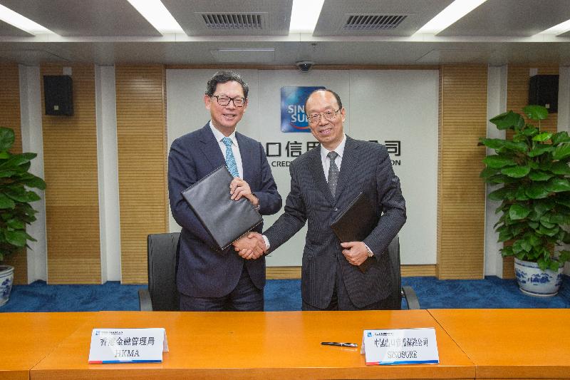 香港金融管理局总裁陈德霖（左）与中国出口信用保险公司董事长宋曙光（右）今日（四月二十四日）签署《谅解备忘录》，建立策略性合作框架以促进基建项目投融资。