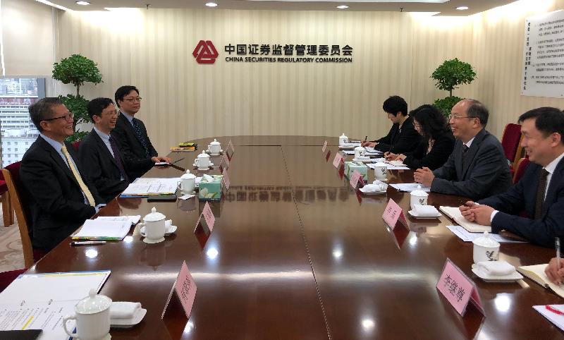 財政司司長陳茂波（左一）在香港特別行政區政府駐北京辦事處主任梁志仁（左二）陪同下，今日（四月二十四日）在北京與中國證券監督管理委員會主席易會滿（右二）會面。
