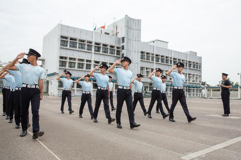 香港海关展开新一轮海关督察招聘活动明日（四月二十六日）起接受申请，至五月七日截止。成功通过遴选程序并获取录的投考者，将会在香港海关学院接受入职训练，步操训练是其中一项。