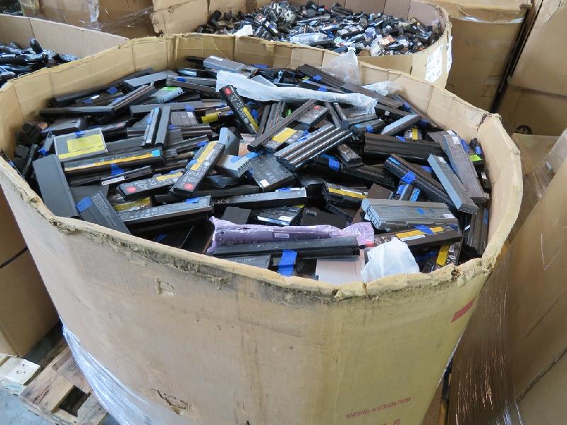 自二○一六年至今，环保署共截获三十宗从美国非法进口有害废物个案。图示截获的废电池。