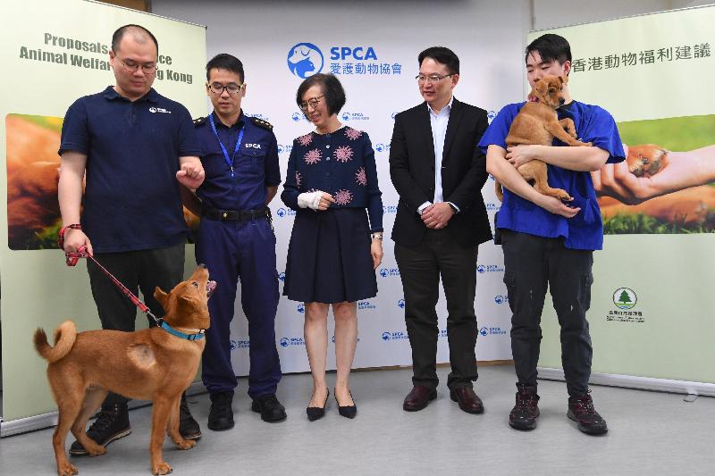 The Secretary for Food and Health, Professor Sophia Chan, today (April 26) visited the Society for the Prevention of Cruelty to Animals (SPCA) headquarters to learn about SPCA's work in enhancing animal welfare. Photo shows Professor Chan (centre); the Assistant Director of Agriculture, Fisheries and Conservation (Inspection & Quarantine), Dr Thomas Sit (second right); the chief inspector of SPCA, Mr Anthony Leung (second left), and dogs that are up for adoption. 