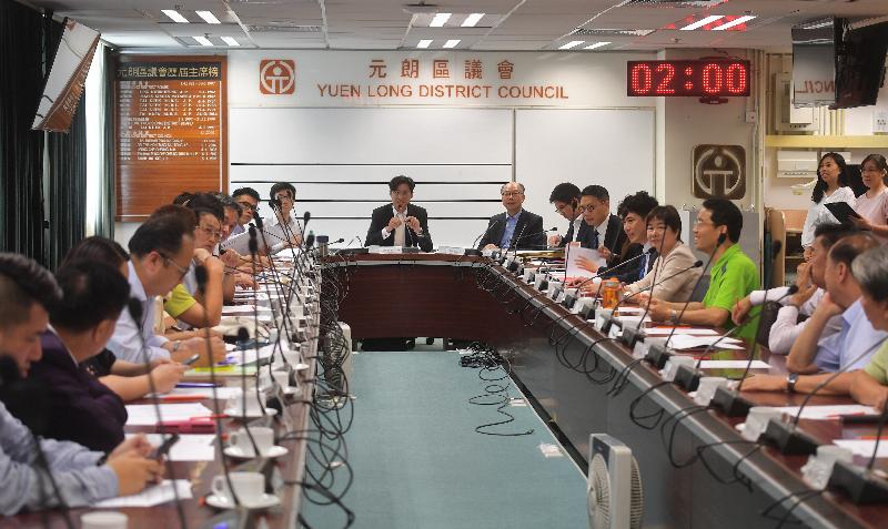 The Secretary for Transport and Housing, Mr Frank Chan Fan, visited Yuen Long this afternoon (April 26). Photo shows Mr Chan (ninth right) meeting with the Chairman of the Yuen Long District Council, Mr Shum Ho-kit (tenth right), and local district councillors.