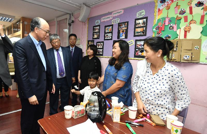 The Secretary for Transport and Housing, Mr Frank Chan Fan, visited Yuen Long this afternoon (April 26). Photo shows Mr Chan (left) chatting with the ethnic minorities at the Yuen Long Town Hall Support Service Centre for Ethnic Minorities.