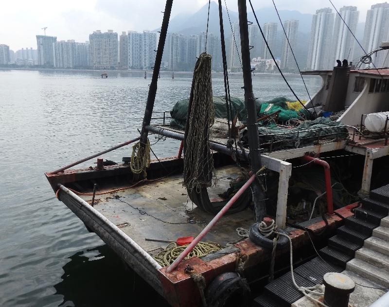 A trawler suspected of operating illegally was intercepted in an anti-illegal fishing operation jointly mounted by the Agriculture, Fisheries and Conservation Department, the Marine Police and the fisheries authority of Shenzhen in the waters off the Tung Ping Chau area last night (April 25). Three Mainland men found on the vessel were arrested. Photo shows the trawler suspected of trawling illegally.