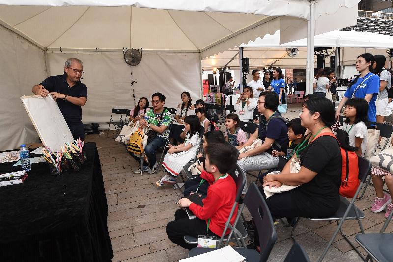 Several parents participate in the urban sketching workshop with their children at the opening ceremony of Building Safety Week 2019 held by the Buildings Department today (April 27).