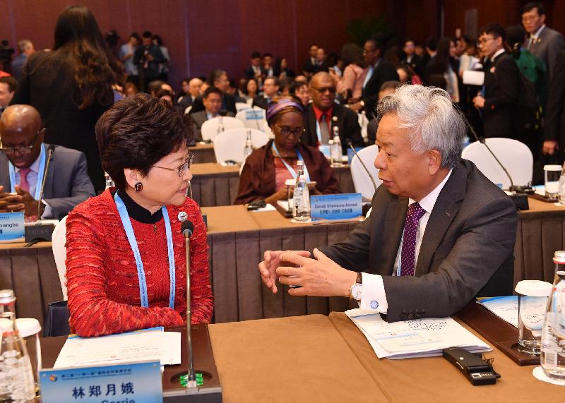 行政長官林鄭月娥（左）於四月二十五日至二十六日在北京出席第二屆「一帶一路」國際合作高峰論壇期間，與亞洲基礎設施投資銀行行長兼董事會主席金立群交流。