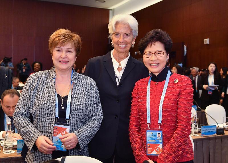 行政长官林郑月娥（右）于四月二十五日至二十六日在北京出席第二届「一带一路」国际合作高峰论坛期间，与世界银行集团首席执行官克里斯塔利娜·格奥尔基耶娃（左）和国际货币基金组织总裁拉加德（中）合照。