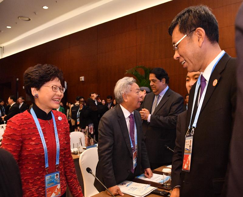 行政长官林郑月娥（左一）于四月二十五日至二十六日在北京出席第二届「一带一路」国际合作高峰论坛期间，与财政部部长刘昆（右一）交流。