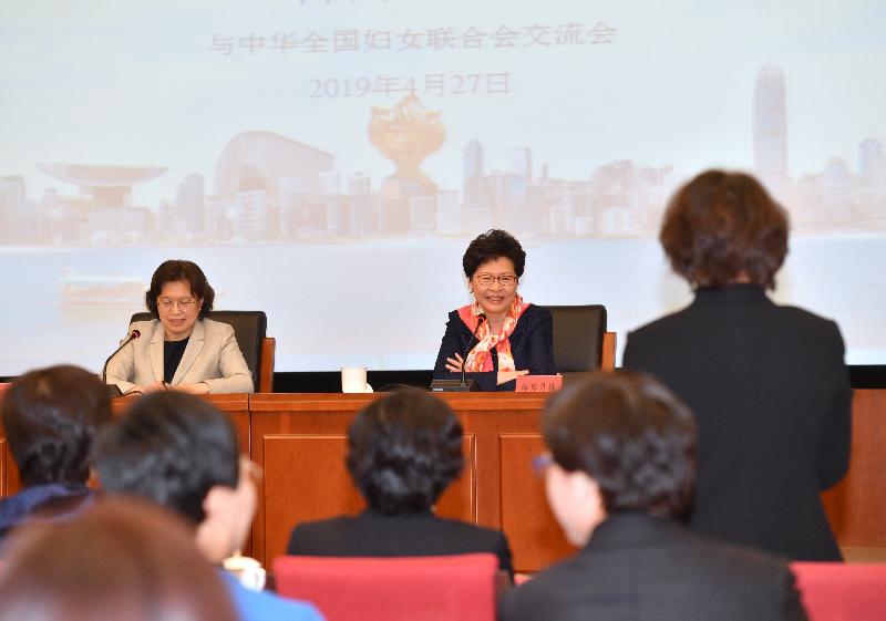 行政長官林鄭月娥今日（四月二十七日）上午在北京出席由中華全國婦女聯合會舉辦的交流會，並發表演說。圖示林鄭月娥（中）與出席嘉賓交流。旁為中華全國婦女聯合會副主席、書記處第一書記黃曉薇（左）。