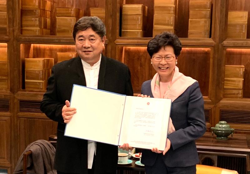 The Chief Executive, Mrs Carrie Lam, met with the former Director of the Palace Museum Dr Shan Jixiang, at the Palace Museum in Beijing on April 24. Photo shows Mrs Lam (right) presenting a commemorative album designed by her to Dr Shan to express her gratitude for the latter's support for the work of Hong Kong Special Administrative Region.
