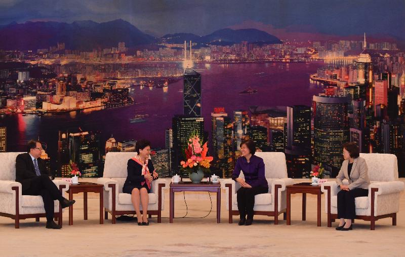 The Chief Executive, Mrs Carrie Lam, attended a sharing session organised by the All-China Women's Federation in Beijing this morning (April 27). Photo shows Mrs Lam (second left) meeting with the President of the All-China Women's Federation, Ms Shen Yueyue (second right), after the talk. Looking on are the Director of the Chief Executive's Office, Mr Chan Kwok-ki (first left), and the Vice-President and First Member of the Secretariat of the All-China Women's Federation, Ms Huang Xiaowei (first right).