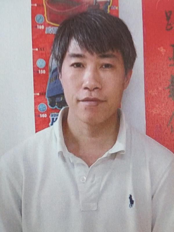 Leong Seng-chi, aged 44, is about 1.65 metres tall, 55 kilograms in weight and of medium build. He has a square face with yellow complexion and short black hair. He was last seen wearing a light blue short-sleeved polo shirt with red-stripes, black trousers, dark-coloured shoes and carrying a blue rucksack.