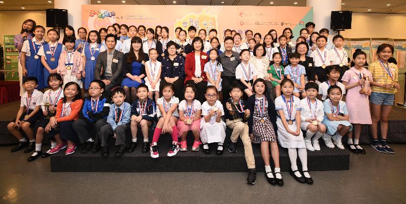 香港公共圖書館主辦的「4‧23世界閱讀日創作比賽──喜『閱』新一代」頒獎典禮今日（四月二十八日）在香港中央圖書館舉行。圖示康樂及文化事務署署長李美嫦（第二排左五）及各嘉賓與得獎者合照。