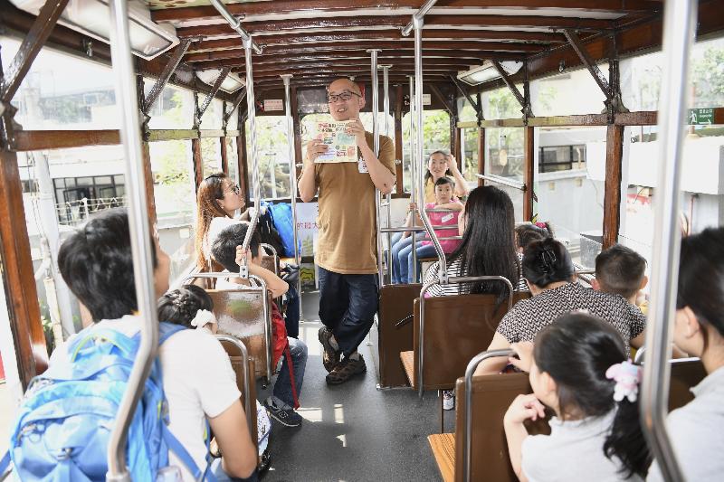 外展親子閱讀活動「走讀香港公共交通工具系列」今日（四月二十八日）展開，綠腳丫親子讀書會創辦人柯佳列在電車上分享電車繪本故事。