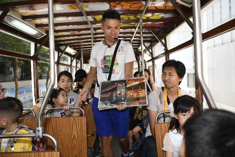 The outreach paired reading activity "Fun Reading at Hong Kong Public Transportation" was launched today (April 28). Photo shows the manager of the Hong Kong Tram Store, Mr Eric Lee, telling the participants the history of Hong Kong Tramways.