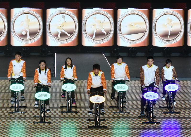 前香港單車代表隊成員黃金寶（中）今日（四月二十八日）在第七屆全港運動會（港運會）開幕典禮上帶領十八區運動員一同踏單車，為港運會注入能量。
