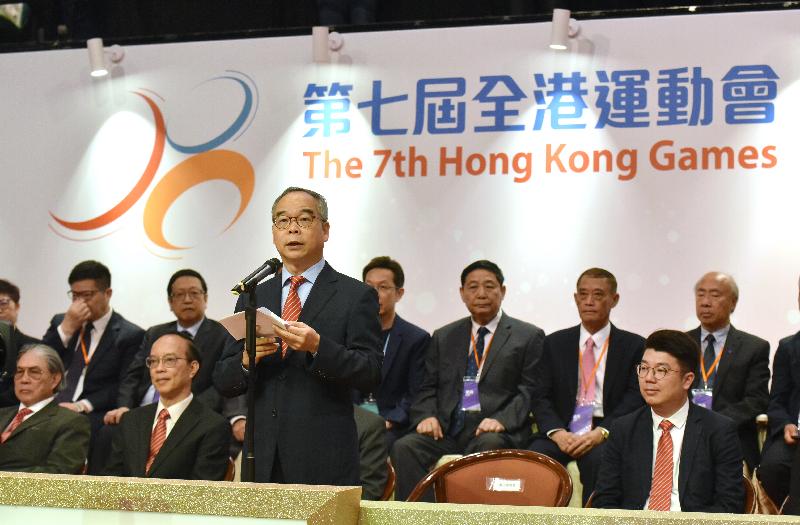 第七屆全港運動會開幕典禮今日（四月二十八日）在香港體育館舉行。圖示民政事務局局長劉江華在儀式致辭。