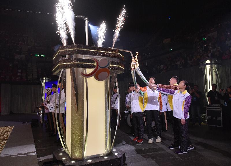 Mainland Olympic gold medallists Wei Qiuyue (third right) and Wang Zhen (second right) and Hong Kong elite athletes Sarah Lee (first right) and Au Chun-ming (fourth right) light the cauldron at the 7th Hong Kong Games Opening Ceremony today (April 28).