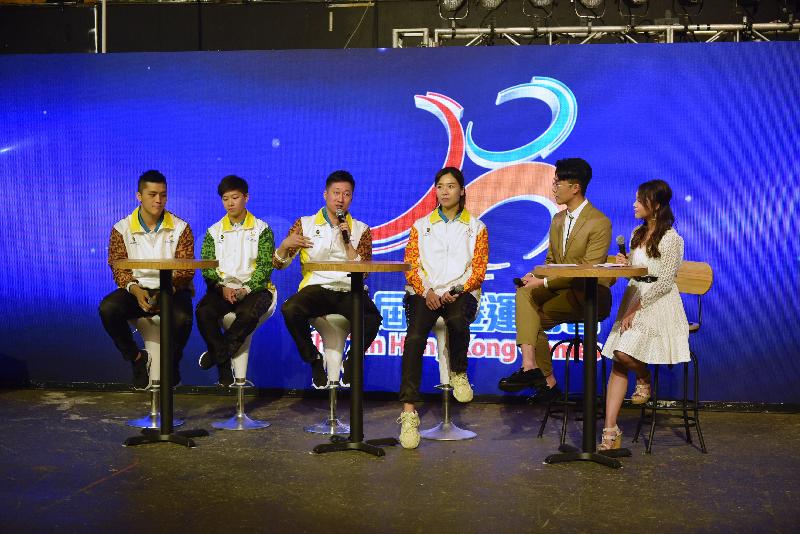 Mainland Olympic gold medallists Wei Qiuyue (third right) and Wang Zhen (third left) discuss their training experiences with Hong Kong elite athletes Leung Shiu-wah (first left) and Yuen Sin-ying (second left) at the 7th Hong Kong Games Opening Ceremony today (April 28).