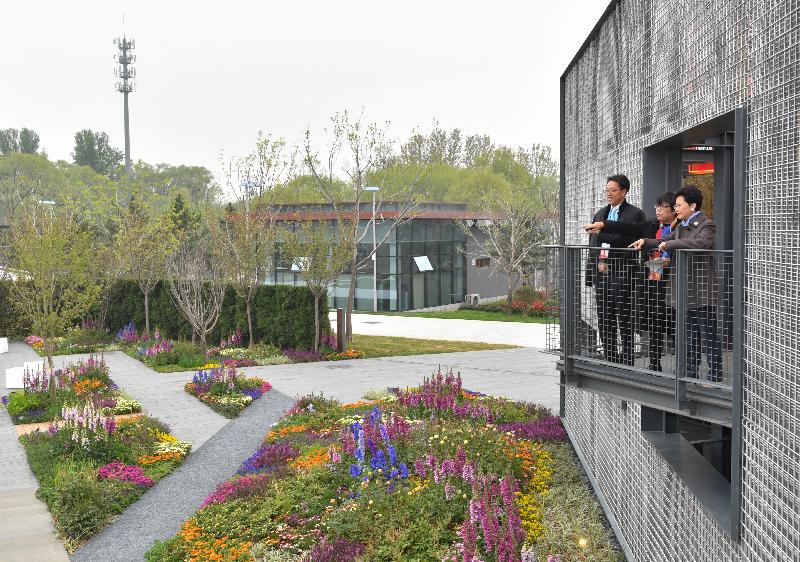 行政長官林鄭月娥今日（四月二十八日）在北京出席2019年中國北京世界園藝博覽會。圖示林鄭月娥（右）和國務院港澳事務辦公室主任張曉明（左）參觀香港園，並聽取建築署署長林余家慧（中）的講解。