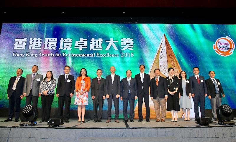 The Acting Chief Executive, Mr Matthew Cheung Kin-chung, attended the 2018 Hong Kong Awards for Environmental Excellence (HKAEE) Presentation Ceremony at the Hong Kong Convention and Exhibition Centre today (April 29). Mr Cheung (seventh right) is pictured with the Secretary for the Environment, Mr Wong Kam-sing (seventh left); the Chairman of the Environment and Conservation Fund Committee, Mr Douglas Woo (sixth right); the Vice-chairman of the Environmental Campaign Committee (ECC), Mr Hui Yung-chung (sixth left); the Chairman of the Awards Committee on the HKAEE, Mr Conrad Wong (fifth right); the Convenor of the Education Working Group under the ECC, Ms Sylvia Chan (fourth right); the Acting Permanent Secretary for the Environment/Director of Environmental Protection, Ms Irene Young (fifth left); and other guests at the ceremony.