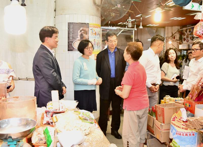 食物及衞生局局長陳肇始教授（左二）今日（四月三十日）到保安道街市視察，並與商販交談。
