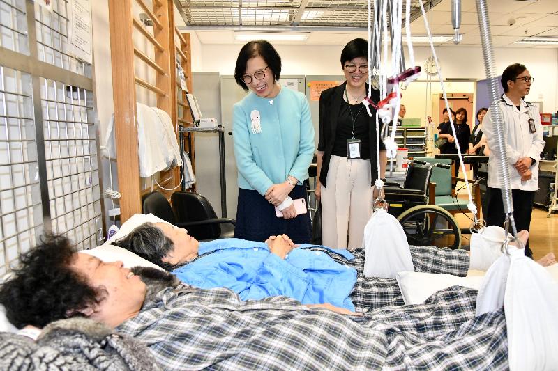 The Secretary for Food and Health, Professor Sophia Chan (left), today (April 30) visited an orthopaedics ward at the Caritas Medical Centre and talked to patients there. Looking on is the Cluster Chief Executive (Kowloon West), Dr Doris Tse (right).