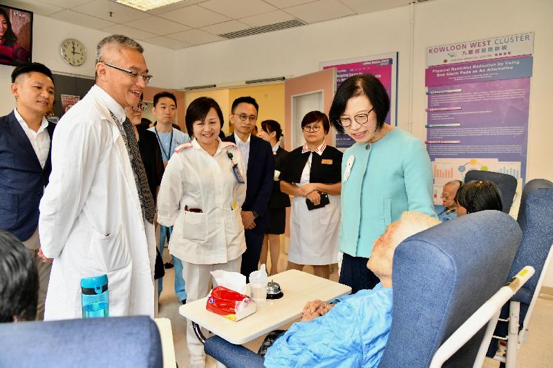 The Secretary for Food and Health, Professor Sophia Chan (first right), today (April 30) visited an orthopaedics ward at the Caritas Medical Centre and talked to patients there.