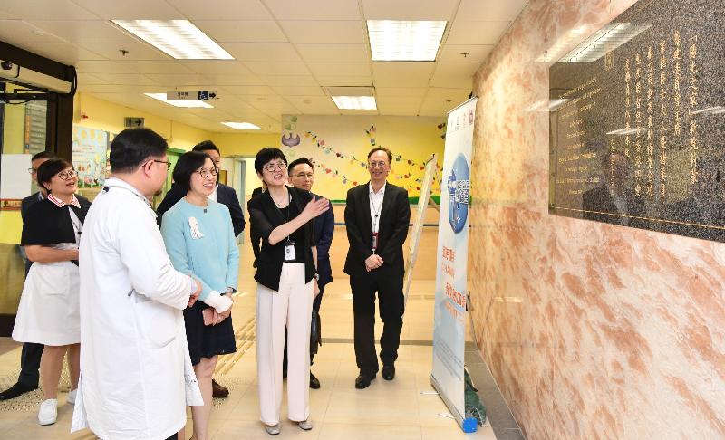 The Secretary for Food and Health, Professor Sophia Chan, today (April 30) visited the Caritas Medical Centre. Photo shows the Cluster Chief Executive (Kowloon West), Dr Doris Tse (right, front row), briefing Professor Chan (centre, front row) about the operation of the Developmental Disabilities Unit.