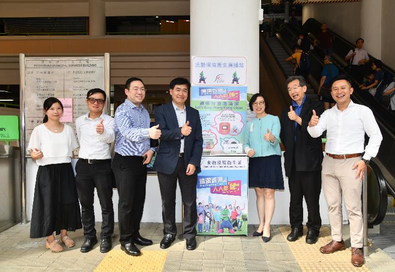 Accompanied by the Chairman of Sham Shui Po District Council, Mr Ambrose Cheung (second right), and the District Officer (Sham Shui Po), Mr Damian Lee (first right), the Secretary for Food and Health, Professor Sophia Chan (third right), visited Po On Road Market to learn about its improvement works today (April 30).