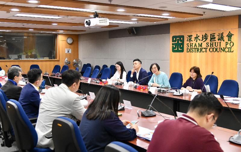 The Secretary for Food and Health, Professor Sophia Chan (second right), today (April 30) meets with Sham Shui Po District Council members to exchange views on medical and environmental hygiene issues in the district.