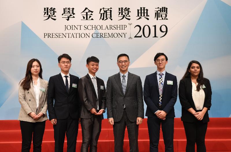 The Secretary for Education, Mr Kevin Yeung (third right), is pictured with students awarded Targeted Scholarships under the HKSAR Government Scholarship Fund at the HKSAR Government Scholarship Fund and Self-financing Post-secondary Education Fund Joint Scholarship Presentation Ceremony today (April 30). 
